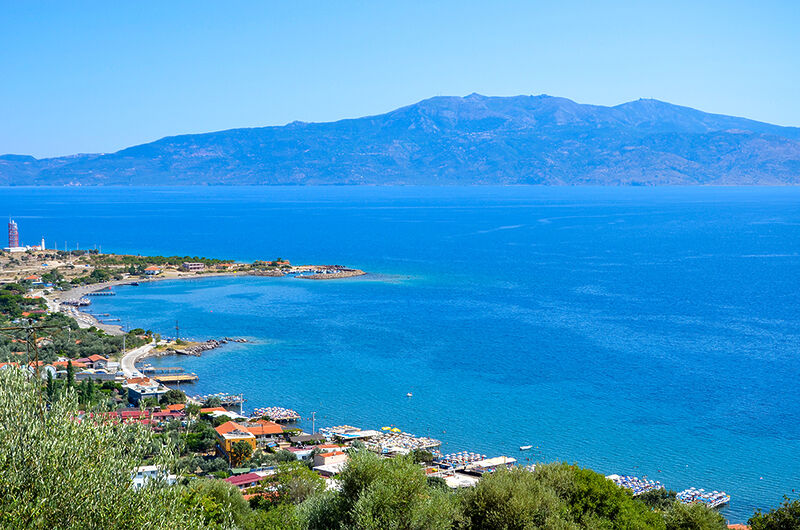Çanakkale’nin gözlerden uzak sahil köylerinden biri olan Sivrice Koyu, berrak