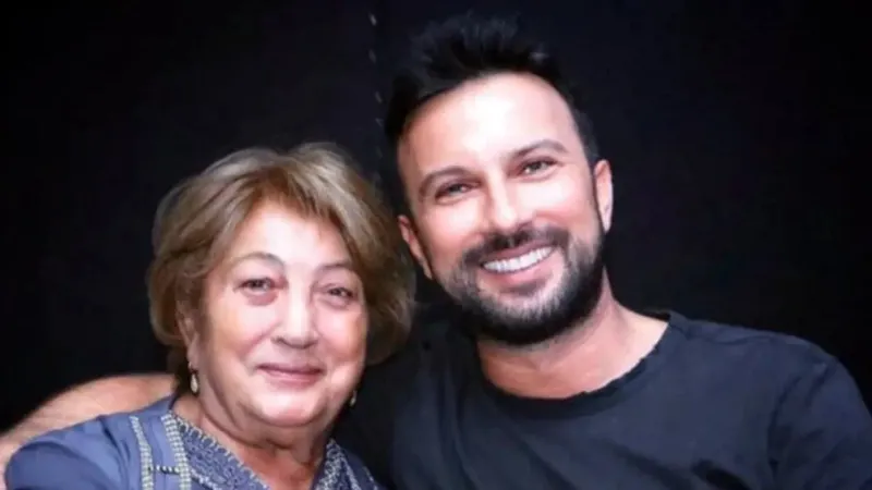Megastar Tarkan, geçtiğimiz ay annesi Neşe Tevetoğlu’nu kaybetmenin derin acısını
