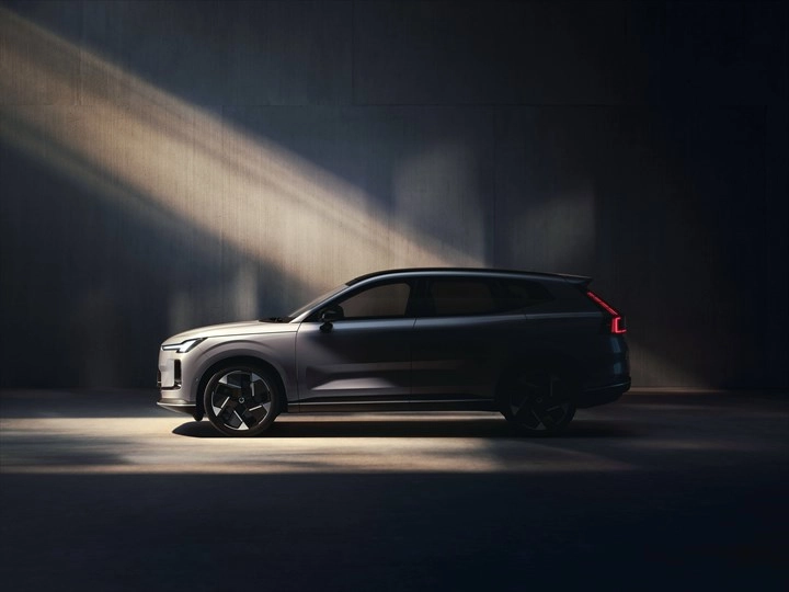 Volvo, uzun süredir beklenen XC70 modelini yeniden hayata geçiriyor. Bu