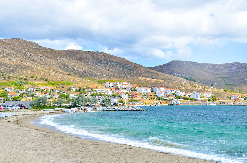 Balıkesir’in Avşa Adası’nda yer alan Yiğitler Köyü, sakin atmosferi ve