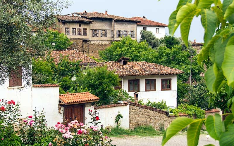 Yüzlerce yıllık Osmanlı konakları, taş sokaklar ve Bozdağ’ın eteklerine kurulmuş