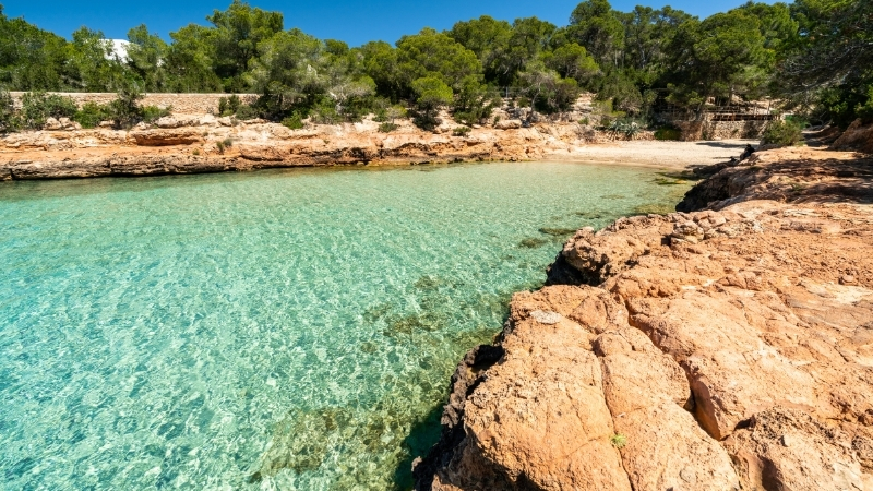 Ege’nin huzur dolu köşelerinden biri olan Hisarönü Plajı, sakinliği ve