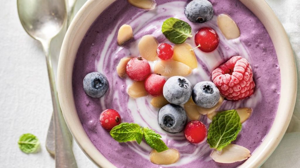 3 Malzeme, Sıfır Pişirme: Bu Tatlıyı Bir Kez Yapan Bir Daha Vazgeçemiyor! 1200x675 yaban mersinli smoothie bowl 1725886998961 - Marmara Bölge Gazetesi