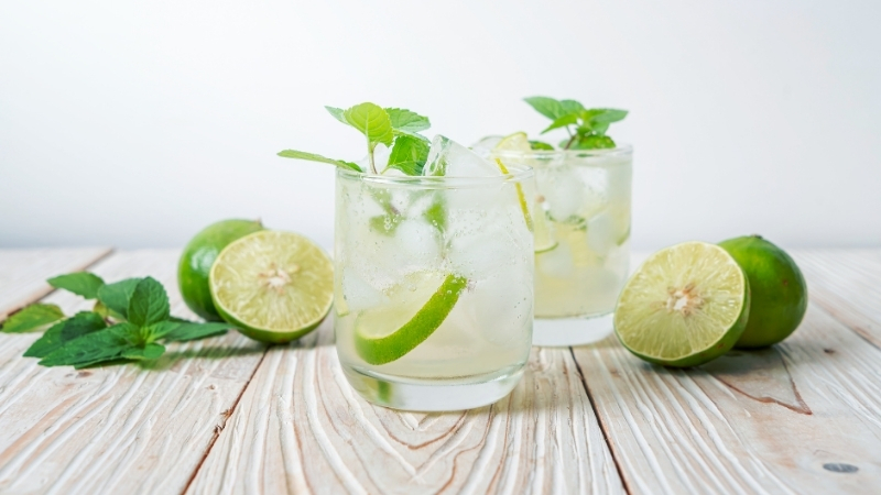 Sadece birkaç malzemeyle evde hazırlayabileceğiniz cool lime’lı soda, yaz sıcağında