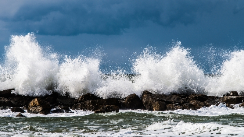 Alanya’nın kalbinde yer alan Damlataş Plajı, berrak denizi ve tarihi