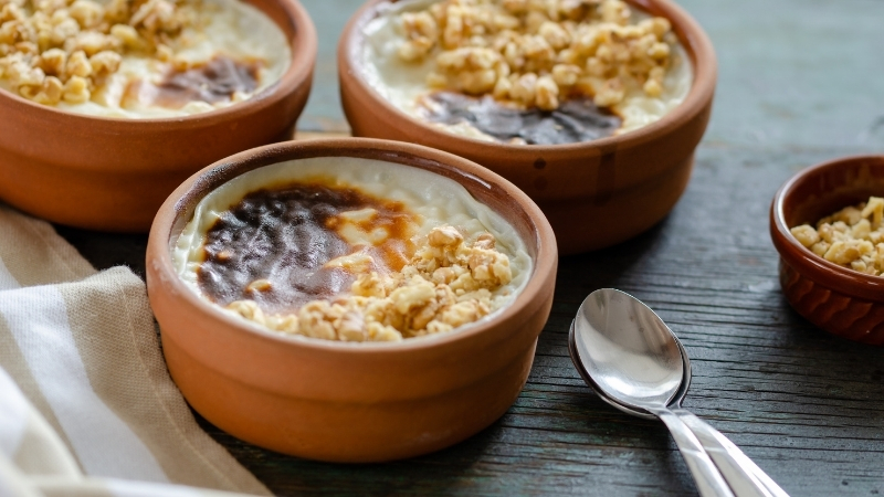 Sütlü tatlıların en gözdesi fırın sütlaç, fırından çıkan kızarmış üstü