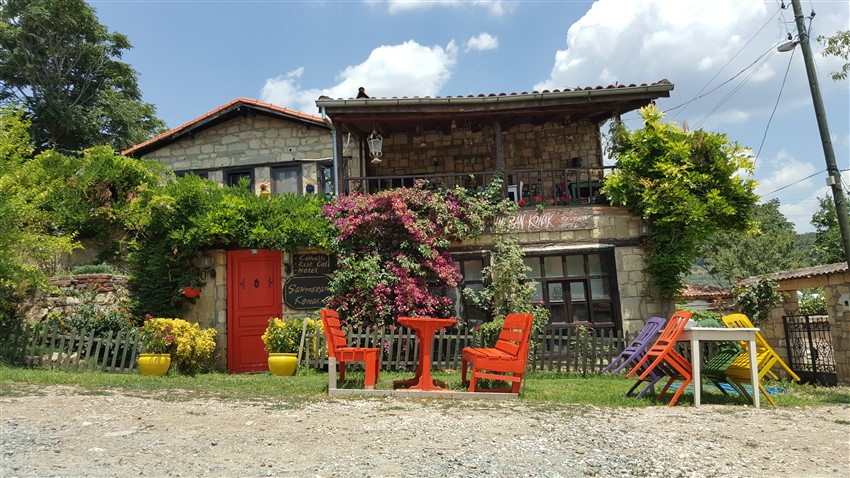 Kaz Dağları’nın eteğinde saklanan bu taş köy, hem doğası hem