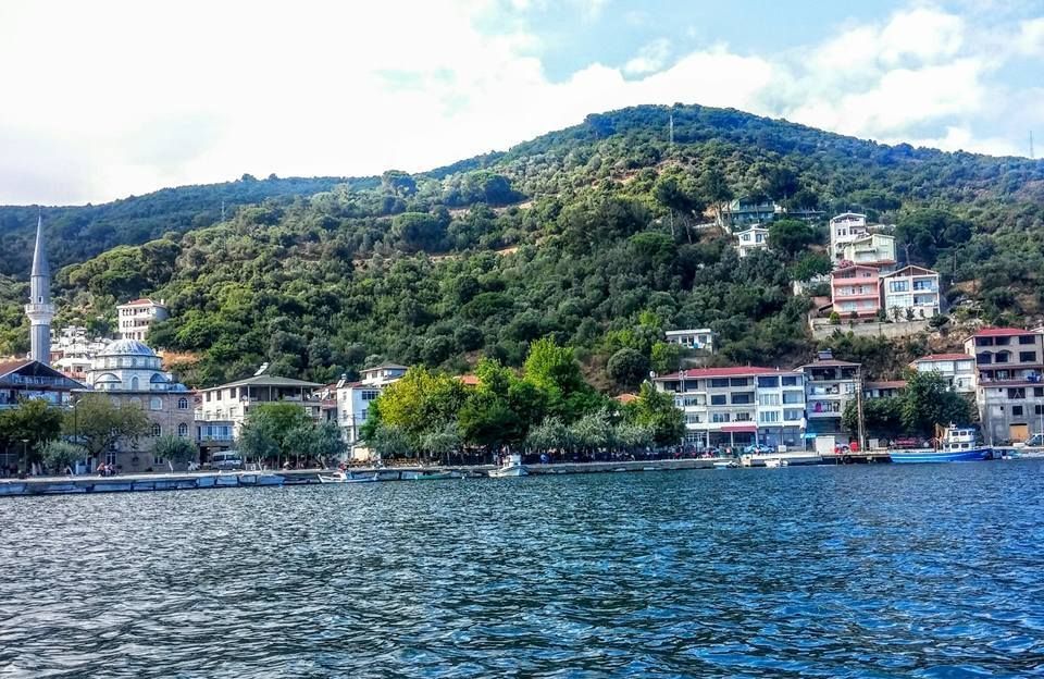 Marmara Adası’nın güneyinde yer alan Topağaç Köyü, sakin doğası, tarih