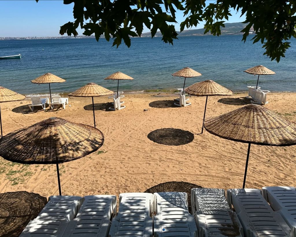 Bandırma Belediyesi’nden yaz sıcaklarına serin çözüm! Tatlısu Kamp Alanı’ndaki plajda