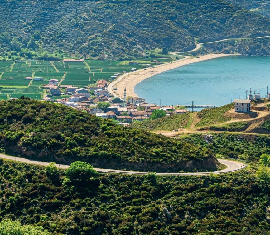Erdek’in kuzey kıyısında saklı bir cennet olan Ballıpınar Plajı, berrak