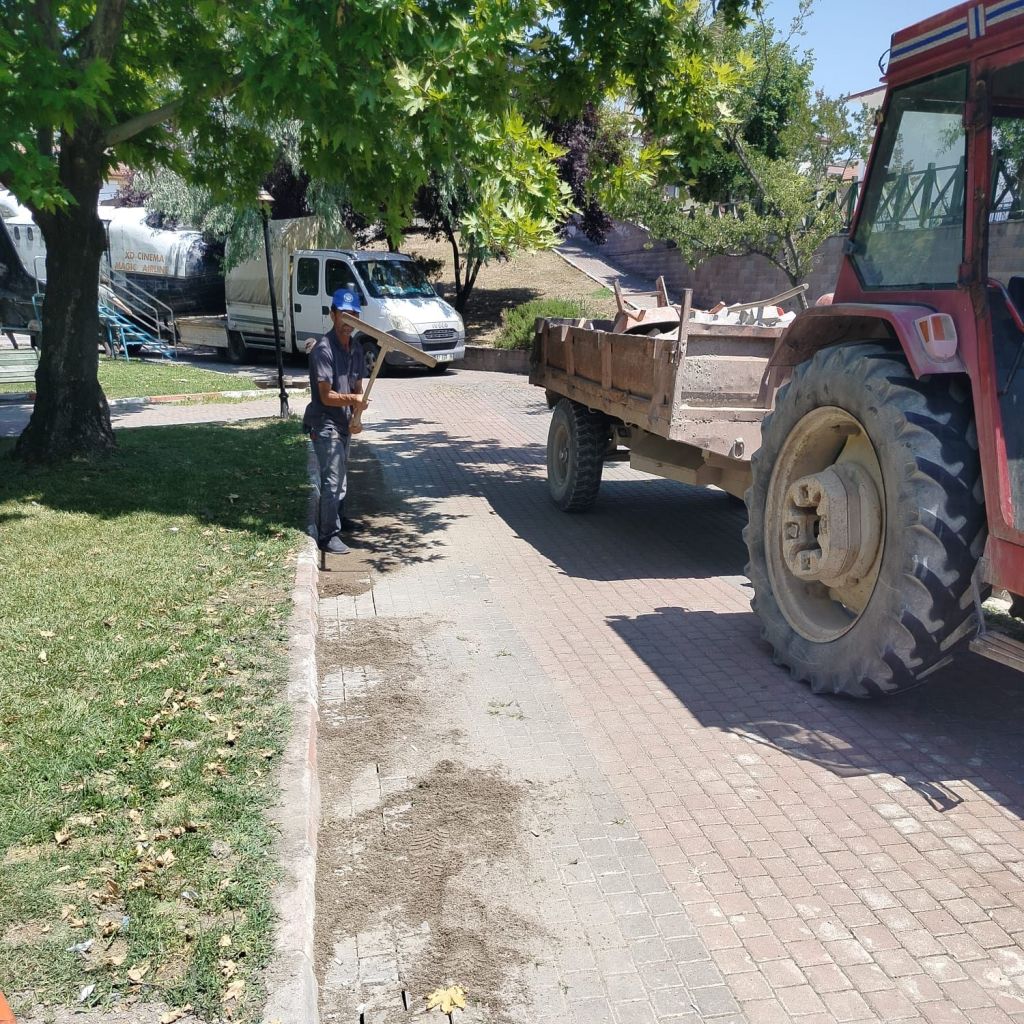 Bigadiç Belediyesi, ilçenin farklı noktalarında yol konforunu artırmak ve güvenliği