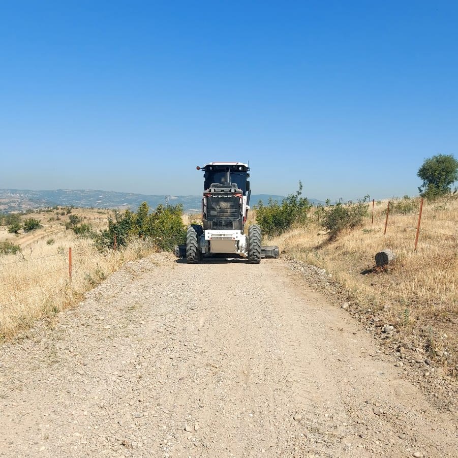 Bigadiç Belediyesi, kırsal mahallelerde yaşayan vatandaşların arazilerine daha rahat ulaşabilmeleri