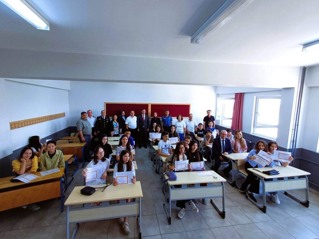 Sındırgı’da karne heyecanı yaşanırken, Belediye Başkanı Serkan Sak, öğrenci ve