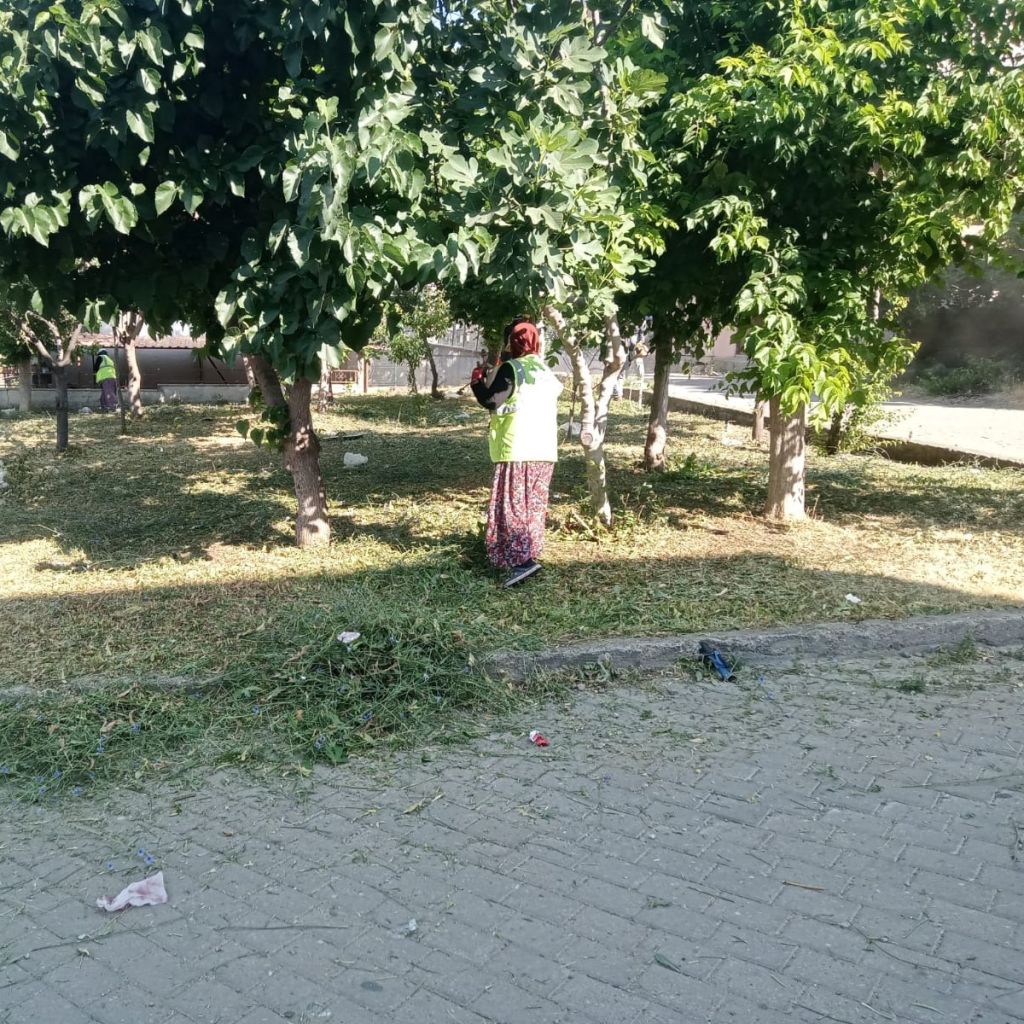 Bigadiç Belediyesi, çevre düzenleme ve temizlik çalışmalarını ilçe genelinde hız