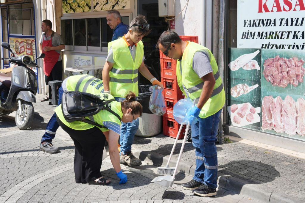 Burhaniye’de “Çöp Atma” Dönemi Başladı! Kurala Uymayana Ceza Yağacak 499532619 1168703821962651 9077993123284697511 n - Marmara Bölge Gazetesi