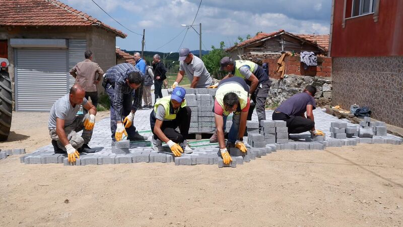 Susurluk’ta yürütülen yol yapım çalışmaları hız kesmeden devam ediyor. Belediye