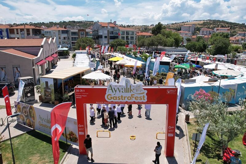 Gömeç Belediye Başkanı Melih Bağcı, Ayvalık’ta düzenlenen Gastrofest’e katılarak Ege’nin