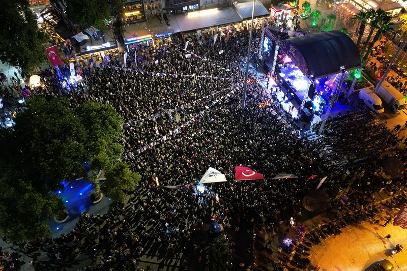 Bandırma Cumhuriyet Meydanı’nda sahne alan Tuğçe Kandemir, binlerce hayranına unutulmaz