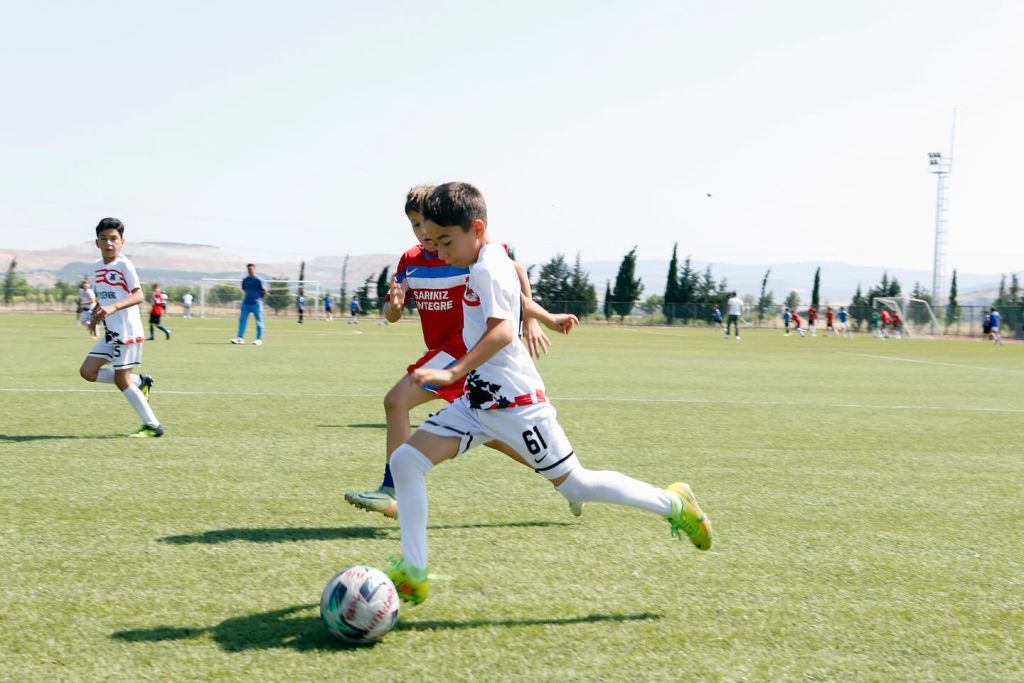 Balıkesir’in Bigadiç ilçesinde minik sporcuların sahadaki azmi ve centilmenliğiyle renklenen