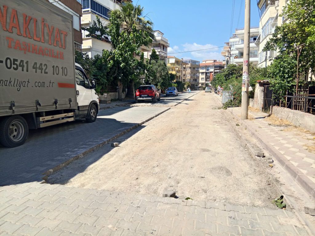 Edremit’te Sokak Resmen Enkaz Alanına Döndü 504431324 738674741856887 7499839974005649579 n - Marmara Bölge Gazetesi