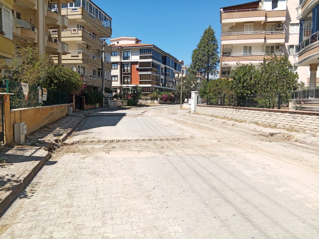 Edremit Belediyesi, Sarıkız Mahallesi’ndeki doğalgaz çalışmaları sonrası 24046. Sokak’ta tamirat