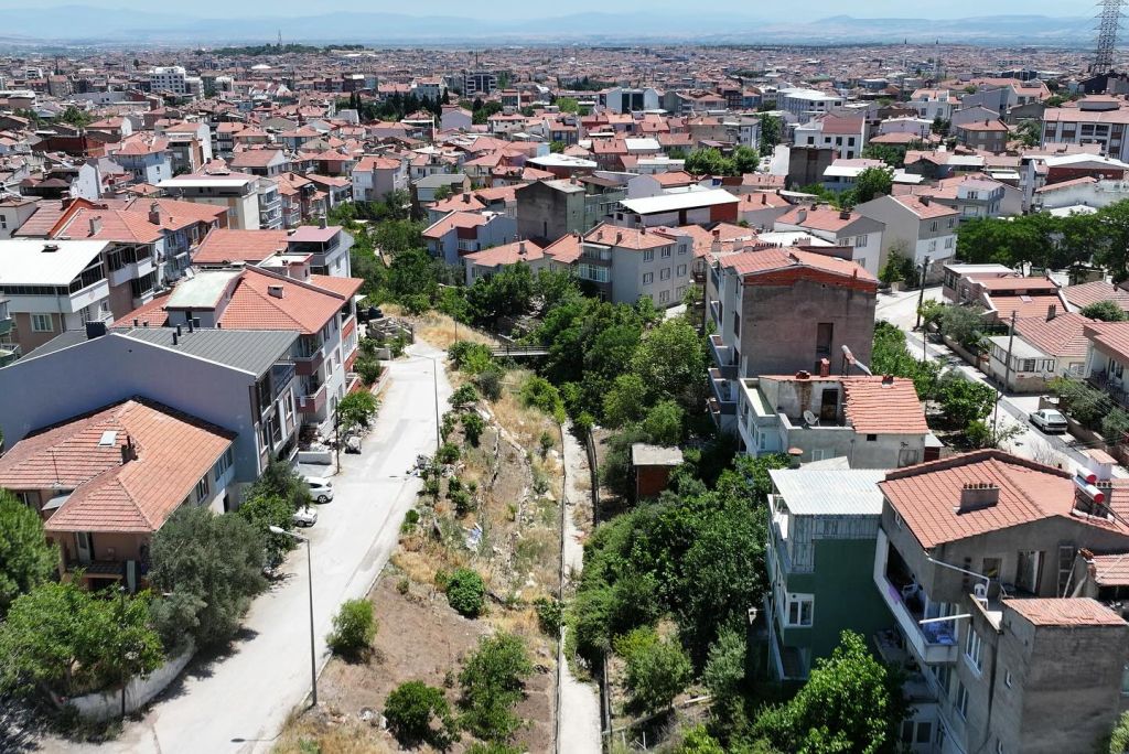 Balıkesir’in Sütlüce Mahallesi’nde taşkın riskiyle mücadele kapsamında başlatılan temizlik çalışmaları