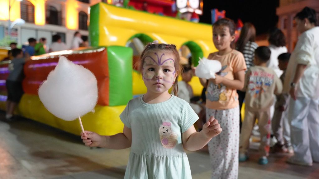 Balıkesir’in Sındırgı ilçesinde düzenlenen etkinlikte çocuklar gönüllerince eğlendi. Şişme oyun