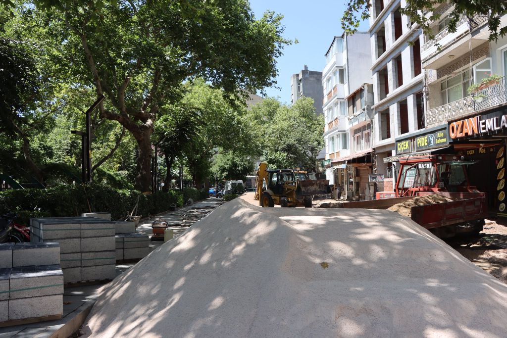 Erdek Belediyesi, ilçe genelindeki yol bakım, onarım ve asfalt çalışmalarını