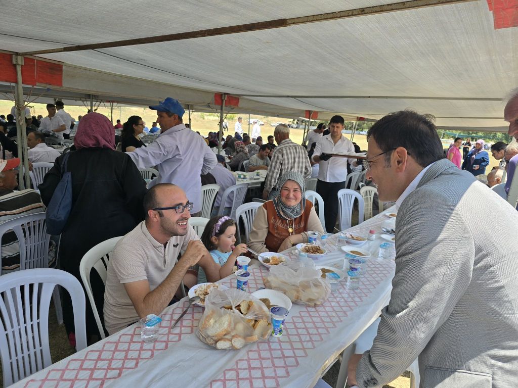 Sındırgı’nın Kocabey Mahallesi’nde düzenlenen geleneksel köy hayrı büyük ilgi gördü.