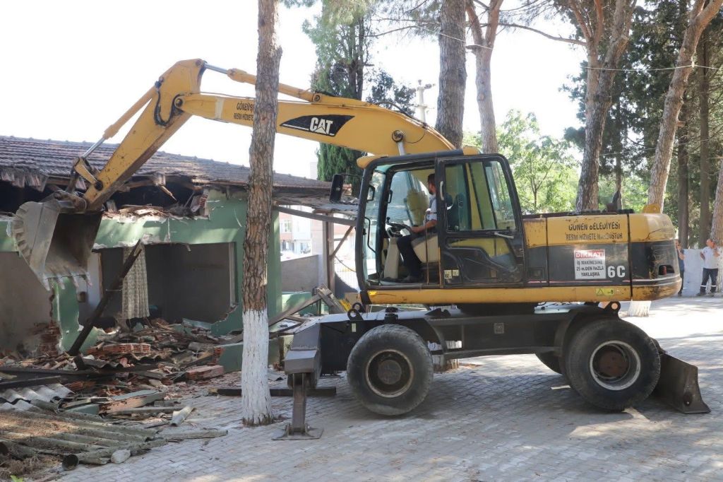 Balıkesir’in Gönen ilçesinde mezarlık alanında kapsamlı bir yenileme çalışması başlatıldı.