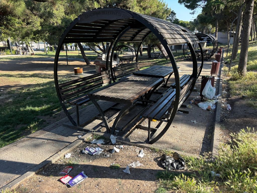 Bandırma Ziraat Bahçesi'nde yaz aylarında artan yoğunlukla birlikte oluşan kirlilik,