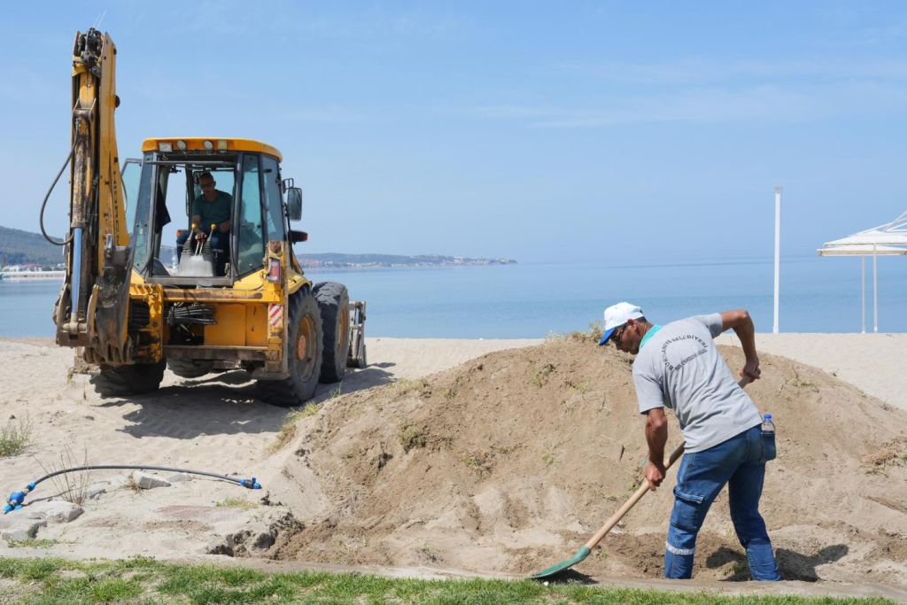 Burhaniye Belediyesi, yaz sezonunun yaklaşmasıyla birlikte ilçede hummalı bir temizlik