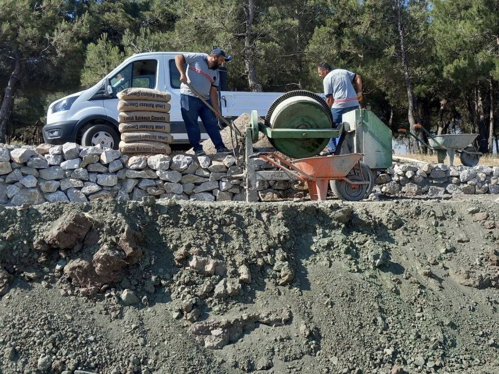 Balıkesir’in Karesi ilçesinde belediye ekipleri sıcak yaz günlerinde dahi çalışmalarını