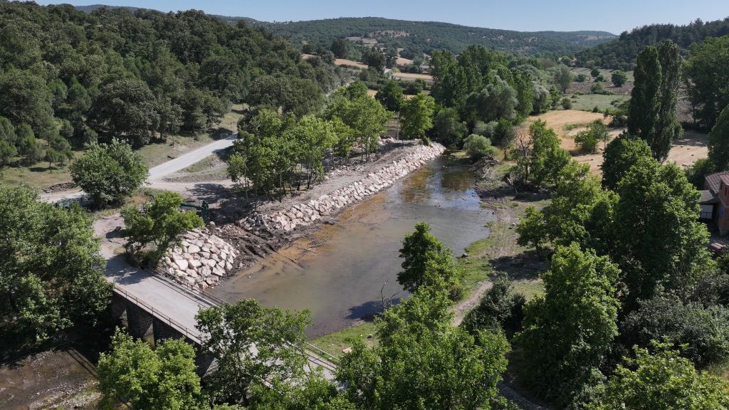 Balıkesir İvrindi’ye bağlı Büyükfındık Mahallesi’nden geçen Üzümcü Çayı’nda taş tahkimat