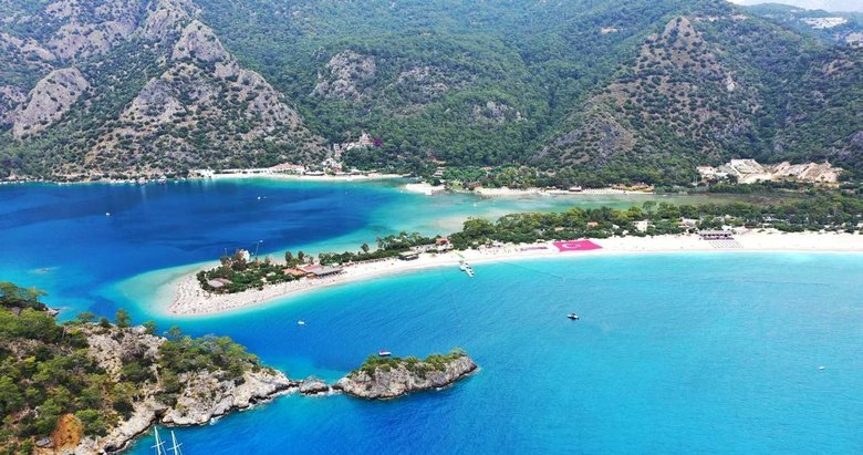 Turkuaz suların altın renkli kumlarla buluştuğu Kumburnu Plajı, doğanın en