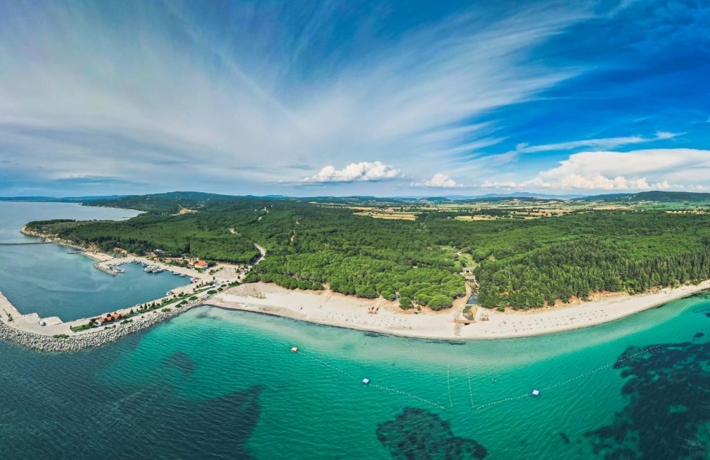 Tarihle doğanın iç içe geçtiği Kabatepe Kumsalı, berrak denizi ve