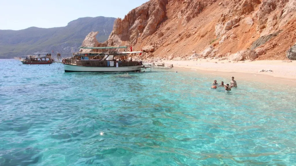 Antalya'nın Adrasan açıklarında yer alan Suluada, beyaz kumsalı ve turkuaz