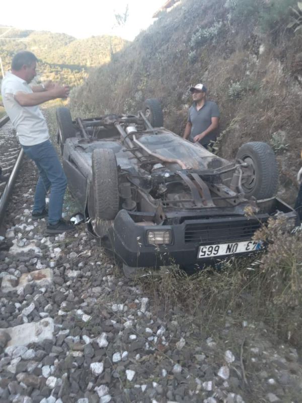 Dursunbey'de Şarampole Uçan Otomobil Tren Yoluna Düştü AW468764 02 - Marmara Bölge Gazetesi