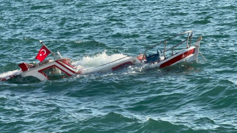 Balıkesir'in Ayvalık ilçesinde yaşanan ani hava değişikliği, kıyıda demirli bir