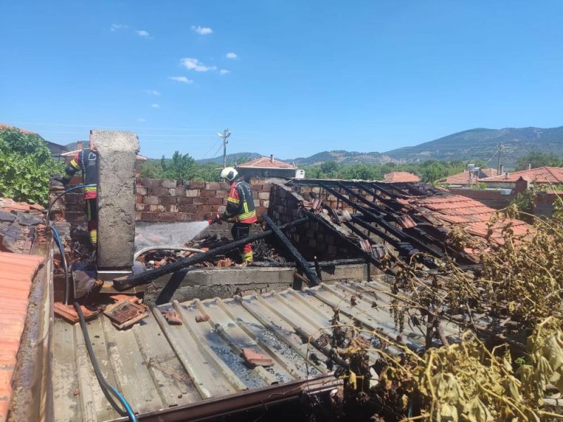 Balıkesir’in Burhaniye ilçesinde çıkan yangın paniğe neden oldu. Bir evin