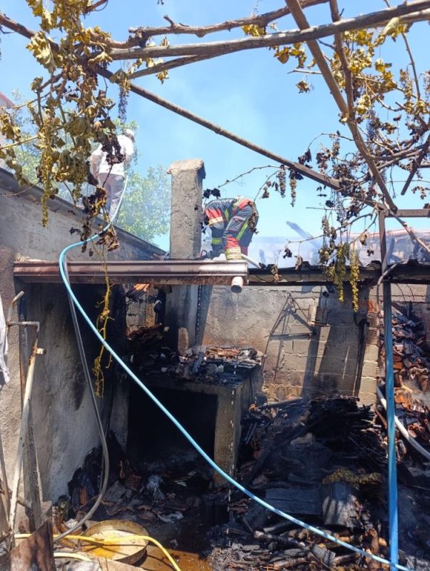 Burhaniye’de Odunluk Yangını Eve Sıçradı! AW470176 02 - Marmara Bölge Gazetesi