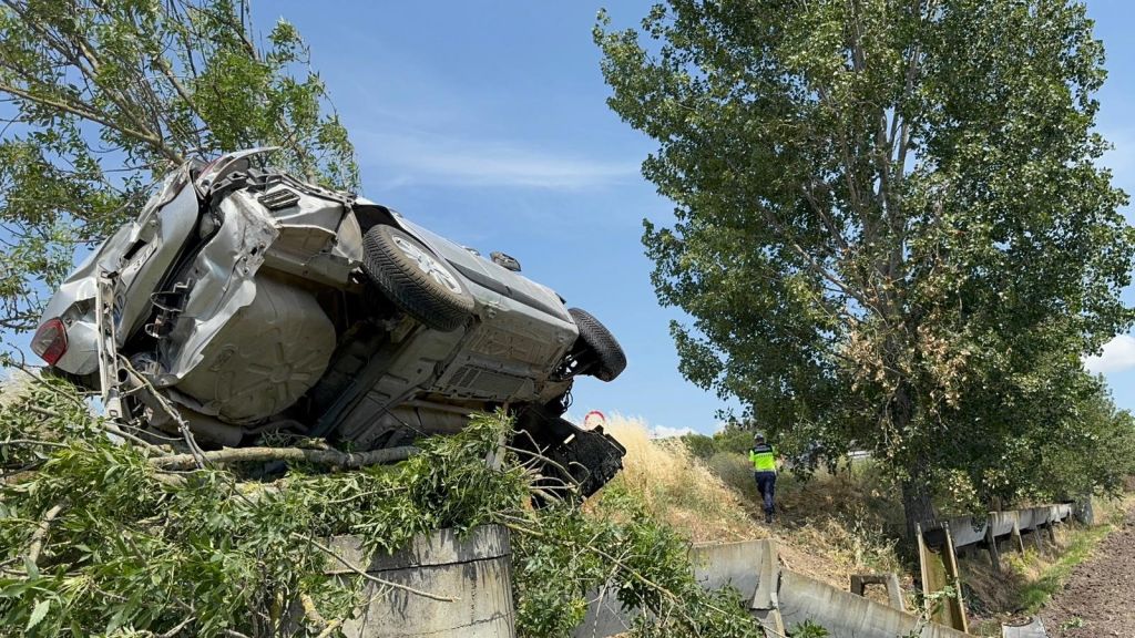 Balıkesir’in Gönen ilçesinde genç bir sürücünün kullandığı otomobil kontrolden çıkarak