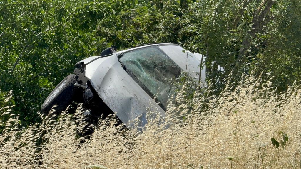 Gönen'de Feci Kaza: Otomobil Takla Attı, Ağaçta Asılı Kaldı! AW476634 02 - Marmara Bölge Gazetesi