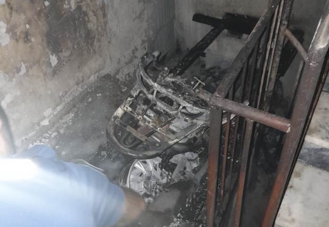 Balıkesir’in Edremit ilçesinde bir apartmanın girişinde park halindeki motosiklet alev