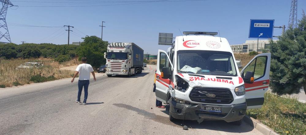 Balıkesir’in Bandırma ilçesinde Edincik mevkiinde yaşanan trafik kazasında bir sağlık