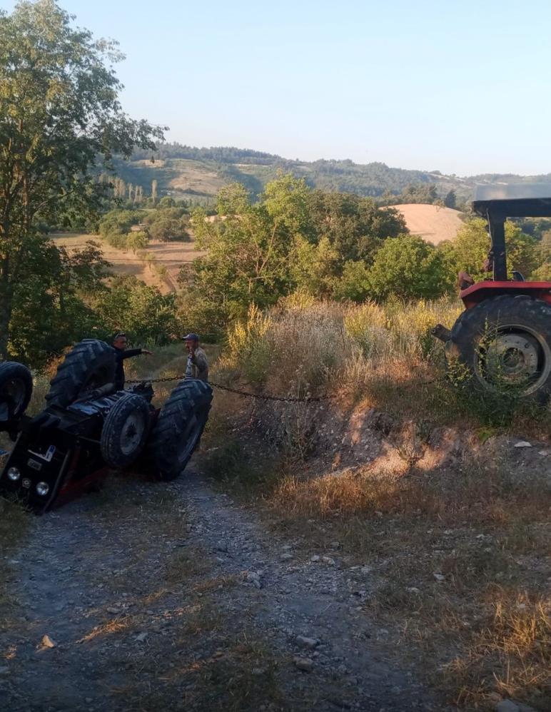 Balıkesir’de Traktör Kazası: Sürücü Şarampole Uçtu! AW479402 02 - Marmara Bölge Gazetesi