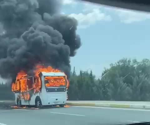 Edremit’te Seyir Halindeki Minibüs Alev Alev Yandı! AW480577 01 - Marmara Bölge Gazetesi