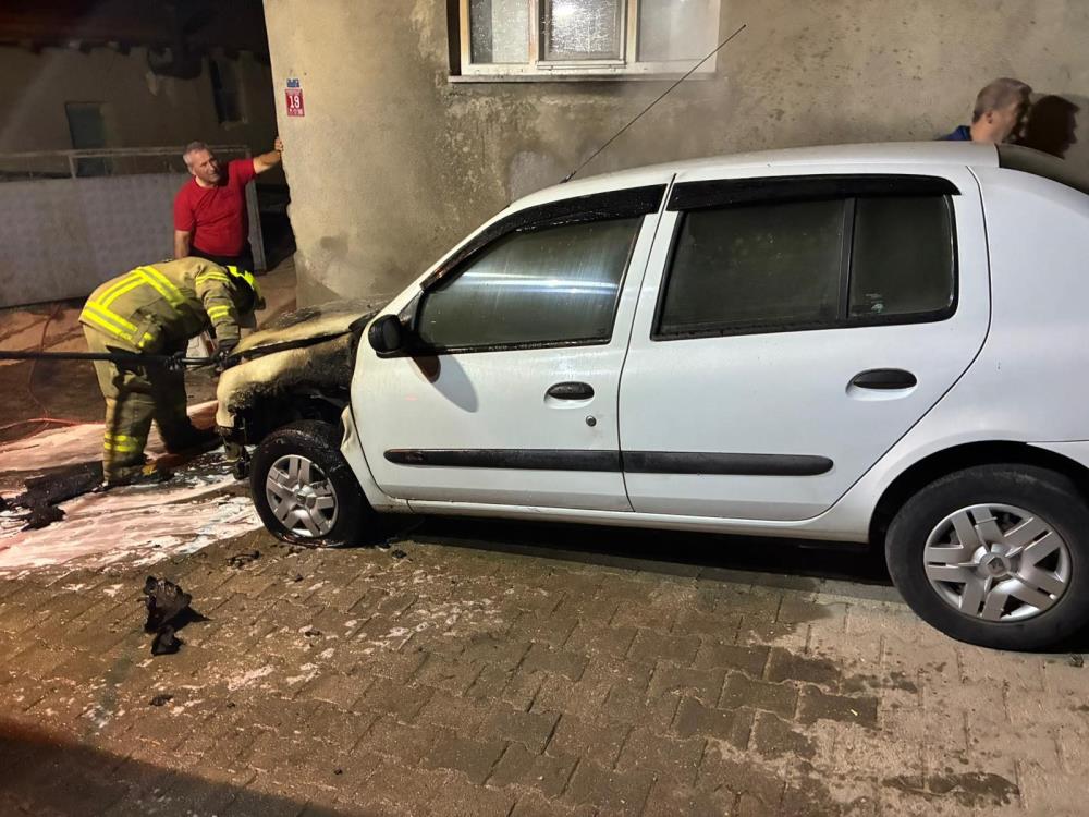 Balıkesir’in Susurluk ilçesine bağlı Kayıkçı Mahallesi’nde bir otomobilde çıkan yangın,