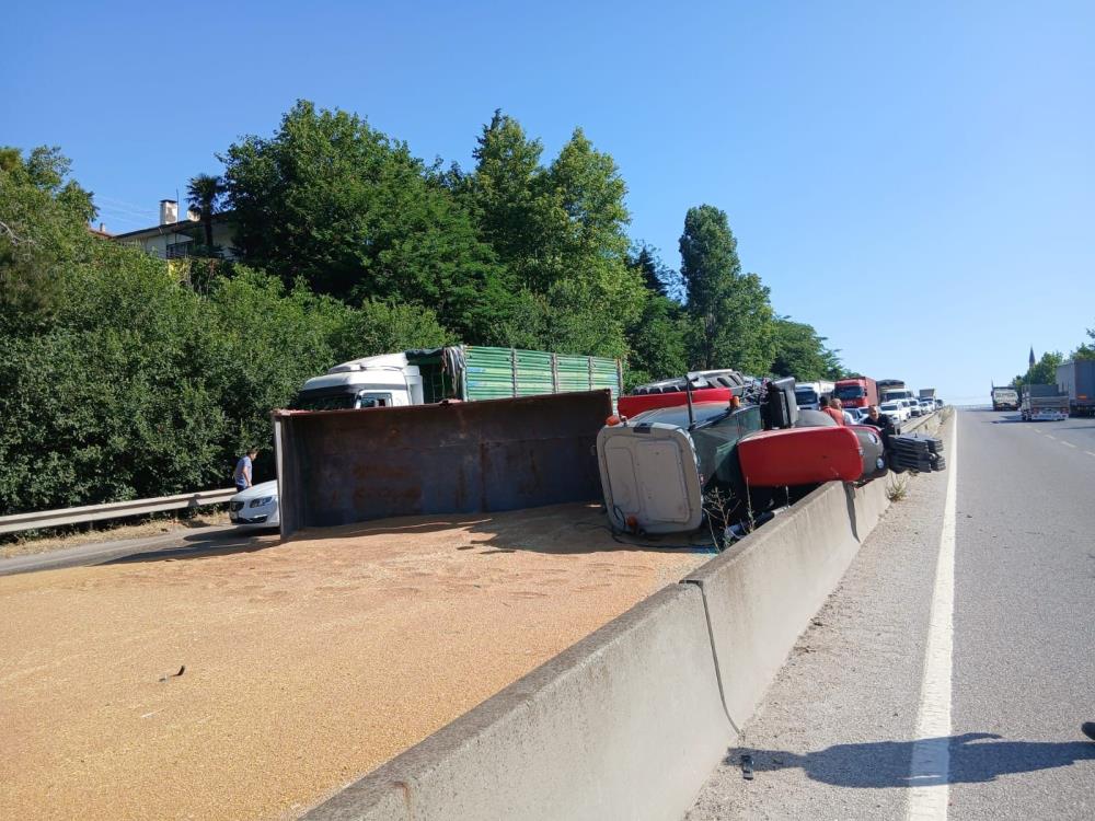 Balıkesir’in Susurluk ilçesinde meydana gelen trafik kazasında, çekici aracın traktöre