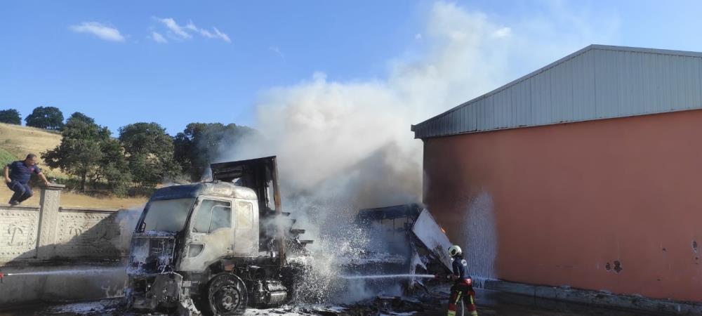 Balıkesir’in Susurluk yolu üzerinde bulunan bir işletmede park halindeki kamyonda